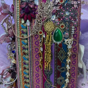 No113 Plum Fairys Junk Journal, książka zdobiona biżuterią