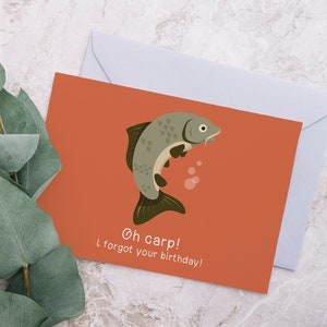Carte de voeux d’anniversaire tardive de pun de poisson avec l’enveloppe