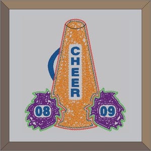 Peut inclure: Illustration d'un mégaphone orange avec le mot « CHEER » en bleu. Le mégaphone est souligné en rouge. Deux pompons violets avec les chiffres « 08 » et « 09 » sont de chaque côté du mégaphone.