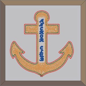 Peut inclure: Une ancre jaune avec un contour rouge et vert. L'ancre porte les mots "Anchor Club" écrits verticalement en bleu.