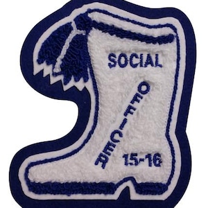 Peut inclure: Écusson brodé blanc et bleu en forme de botte. Il porte les inscriptions « SOCIAL OFFICER » et « 15-16 ». Le contour est bleu foncé.