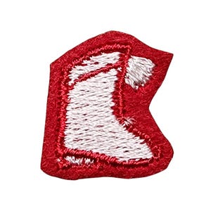 Könnte beinhalten: Roter Filz-Weihnachtsstrumpf mit weißen Stickereien.