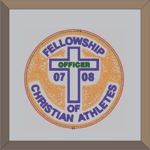 Puede incluir: Un parche circular con una cruz blanca y el texto "Fellowship of Christian Athletes" en un círculo morado. El texto "Officer 07 08" está en la cruz.