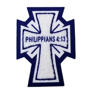 Puede incluir: Un parche bordado de cruz azul y blanco con el texto "Filipenses 4:13".