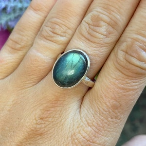 Natural Stone Power Crystal Hand-Made Size 9 M21 Holistic Silver Plated Green-Blue Labradorite Gemstone Statement Ring