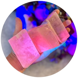 Calcita óptica, brilla en ROSA bajo luz ultravioleta, minerales fluorescentes
