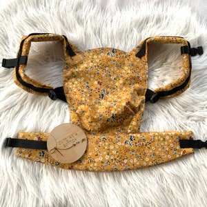 Muñeca floral mostaza / portador de oso