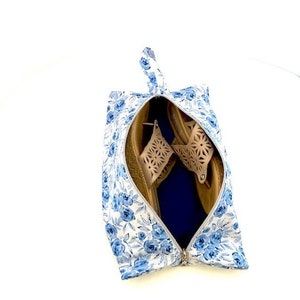 Blue Floral Travel Shoe Bag, Blue Roses Shoe Bag, Shoe Bags for Women, Suitcase Organizer, Travel Gift, Fully Lined Storage Shoe Bag