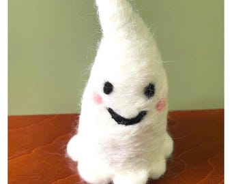 Pequeño fantasma de fieltro con corazón oculto, decoración de Halloween hecha a mano, adorable y espeluznante compañero para estante.