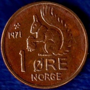 May include: A copper-colored 1971 Norwegian 1-öre coin featuring a squirrel holding a nut. The coin has the inscription "1 ÖRE NORGE" around the edge.
