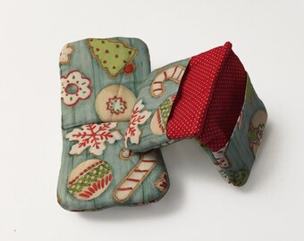 Mini Mitts - Set of 2 Fabric Fingertip Pot Holder - Gift - Pretty Kitchen Essentials - Washable and Reusable - Christmas Cookies