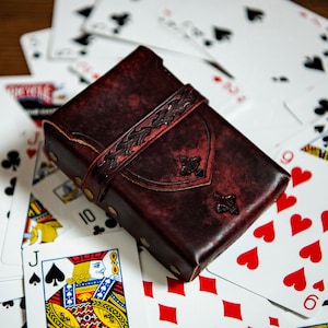 Lederetui für Tarot, Lenormand, Spielkarten, Poker, Bridge, Riemenverschluss, rot, 65 mm
