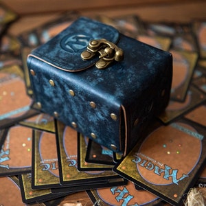 Custodia in pelle MTG 100 con una sola manica, scatola per carte, custodia per carte collezionabili, scatola in pelle, porta carte da gioco, scatola per carte mtg, blu, Blue Mana, Island