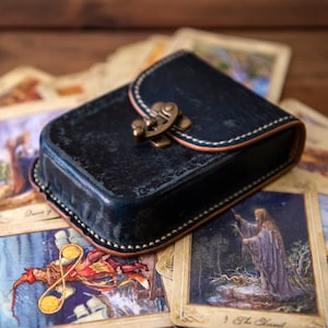 Tarot-Leder Etui, Lederbox/-halter, Orakelkarten-Etui, Engelkarten, nass geformt, runde Ecken, dunkelblau, 90 mm
