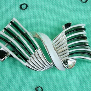 Spilla con fiocco vintage Jewelcraft Astratta in bianco e nero degli anni &#39;50 e &#39;60 Coro Corocraft