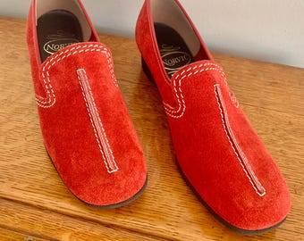 Scarpe slip-on Norvic in camoscio rosso anni '70, modello alto con tacco basso, scatola originale e scontrino.