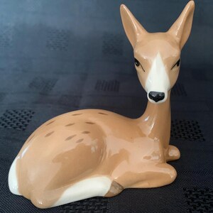Mitten av århundradet Szeiler Keramik Hind Fawn Deer Tillverkad i England 1950-talet Samlarobjekt Studio Keramik
