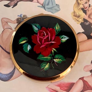1960-tals Stratton Emaljerad Svart och Röd Ros Kompakt Boudoir Sminkbord Samlarobjekt
