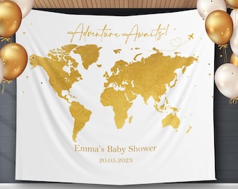 Peut inclure: Fond blanc avec une carte du monde en feuille d'or et le texte "Adventure Awaits!" avec un petit avion et un cœur. Sous la carte, le texte "Emma's Baby Shower 20.05.2023".