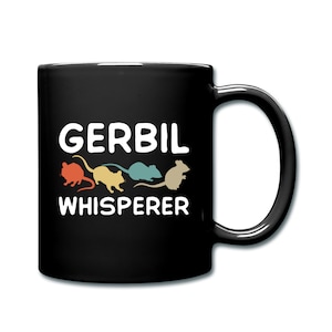 Puede incluir: Taza de café negra con texto blanco que dice "Gerbil Whisperer" y un gráfico de cuatro gerbos en línea.
