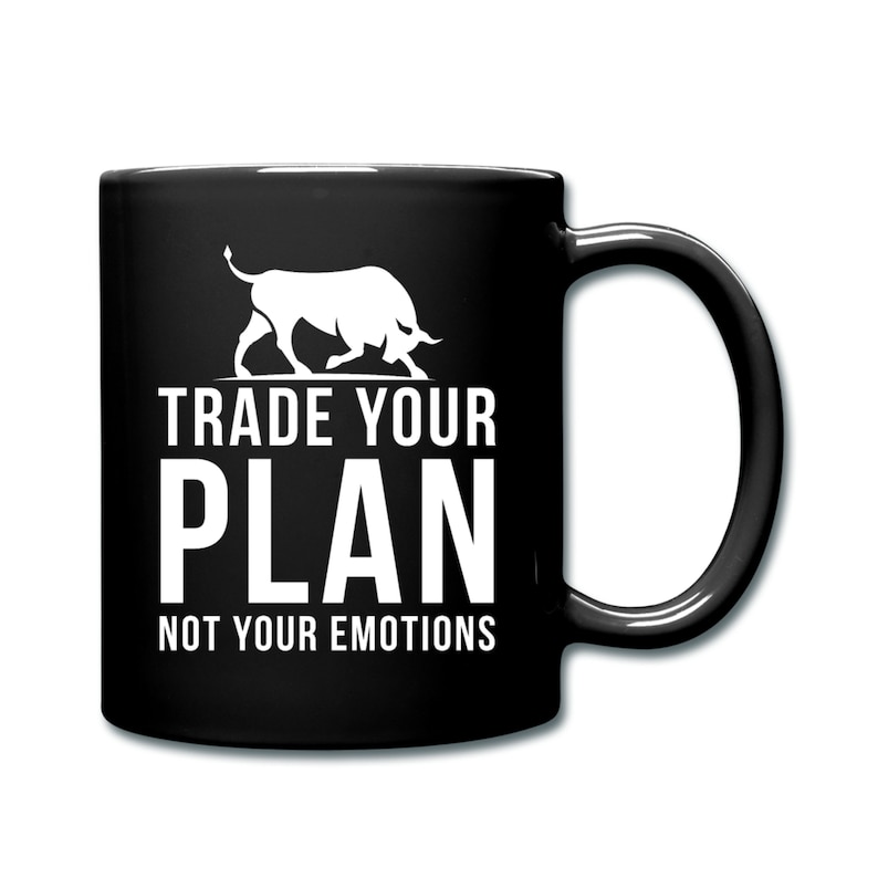 K&ouml;nnte beinhalten: Schwarze Kaffeetasse mit einer wei&szlig;en Bullensilhouette und dem Text "Trade Your Plan Not Your Emotions".