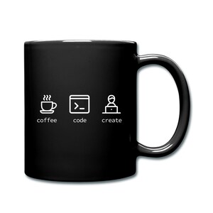 Könnte beinhalten: Schwarze Keramik-Tasse mit weißem Text und Symbolen. Der Text lautet "coffee code create" unter entsprechenden Symbolen einer Kaffeetasse, eines Codefensters und einer Person am Laptop. Die Tasse hat einen großen Henkel.