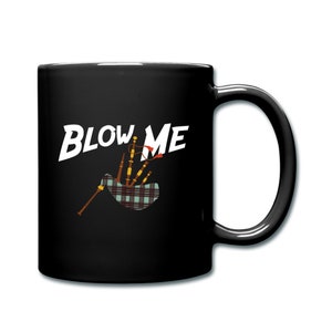 Puede incluir: Taza de café negra con el texto "BLOW ME" en letras blancas y una imagen de dibujos animados de una gaita.