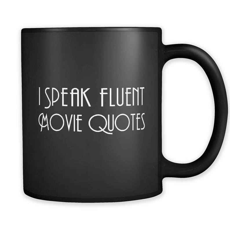 Pu&ograve; includere: Tazza da caff&egrave; in ceramica nera con testo bianco che recita "Parlo fluentemente citazioni di film".