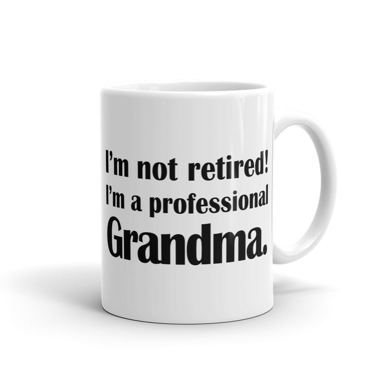 Pu&ograve; includere: Tazza da caff&egrave; in ceramica bianca con testo nero che recita "Non sono in pensione! Sono una nonna professionista."