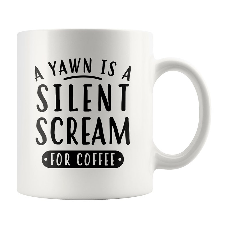 Puede incluir: Taza de caf&eacute; de cer&aacute;mica blanca con texto negro que dice "A yawn is a silent scream for coffee".