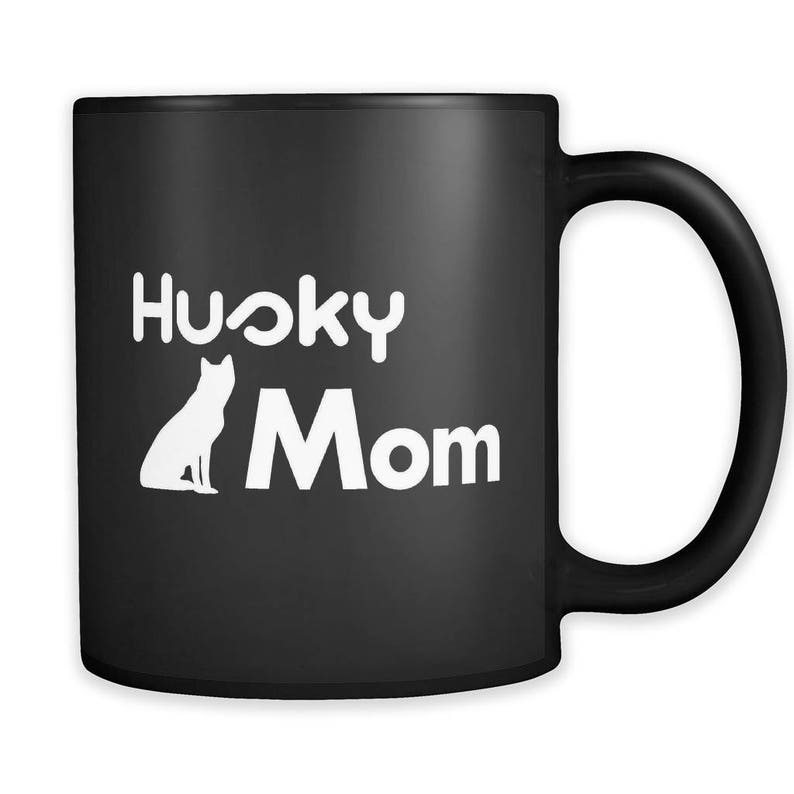 Pu&ograve; includere: Tazza da caff&egrave; in ceramica nera con una silhouette bianca di un cane husky e il testo "Husky Mom".