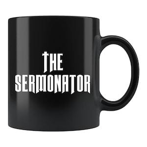 Könnte beinhalten: Schwarze Keramik-Kaffeetasse mit weißem Text "THE SERMONATOR"