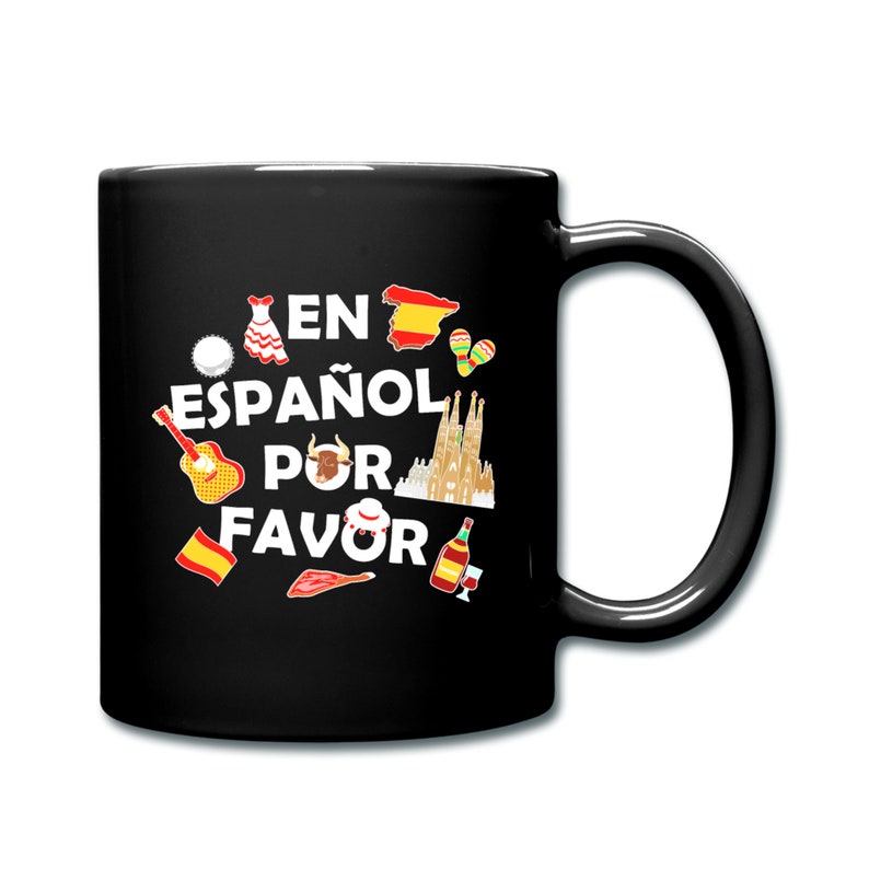 Pu&ograve; includere: Tazza da caff&egrave; nera con un design bianco che presenta il testo "En Espa&ntilde;ol Por Favor" e varie icone a tema spagnolo, tra cui un toro, una chitarra, una ballerina di flamenco, una bottiglia di vino e una bandiera spagnola.