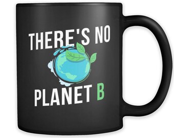 Può includere: Tazza da caffè nera con una grafica bianca di una Terra blu con foglie verdi e il testo "THERE'S NO PLANET B".