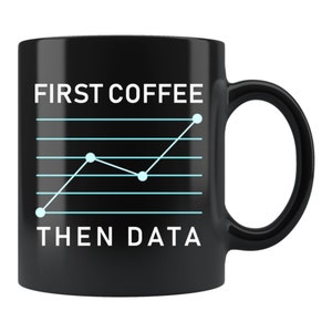 Könnte beinhalten: Schwarze Kaffeetasse mit einer weißen Grafik eines Liniendiagramms und dem Text "FIRST COFFEE THEN DATA".