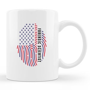 Puede incluir: Taza de cerámica blanca con un diseño de huella dactilar rojo, blanco y azul y el texto "Forensic Scientist".