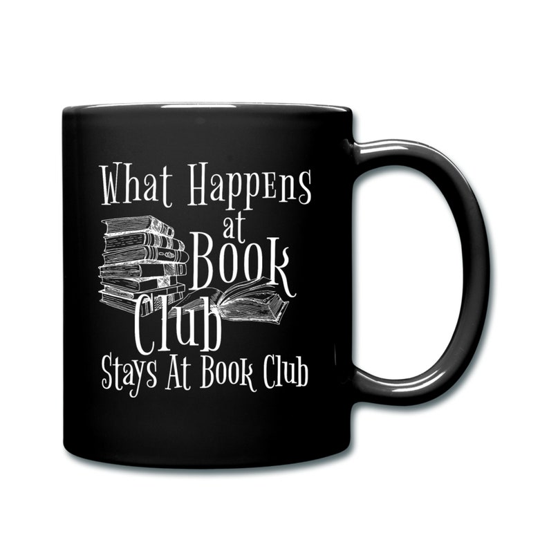Puede incluir: Taza de caf&eacute; negra con texto blanco que dice "What Happens at Book Club Stays at Book Club". El texto est&aacute; rodeado por un dibujo de una pila de libros y un libro abierto.