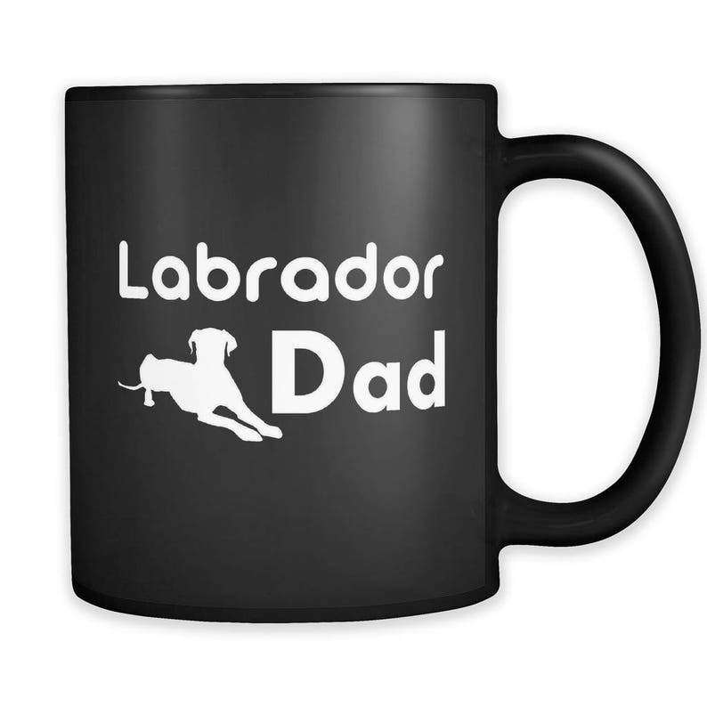 Puede incluir: Taza de caf&eacute; de cer&aacute;mica negra con texto blanco que dice "Labrador Dad" y una silueta blanca de un labrador acostado.