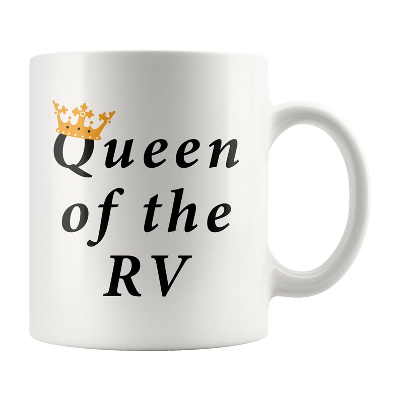 Peut inclure: Une tasse en c&eacute;ramique blanche avec une inscription noire qui dit "Queen of the RV" et un graphique de couronne dor&eacute;e.
