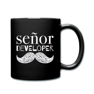 Könnte beinhalten: Schwarze Kaffeetasse mit einem weißen Schnurrbart und dem aufgedruckten Text "señor DEVELOPER".