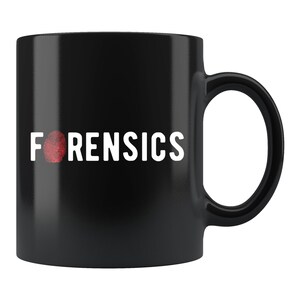 Puede incluir: Taza de cerámica negra con la palabra "FORENSICS" en letras blancas. La letra "O" está reemplazada por una huella dactilar roja. La taza tiene un asa curva. Tema forense.