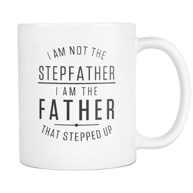 Pode incluir: Caneca de caf&eacute; de cer&acirc;mica branca com texto preto que diz "Eu n&atilde;o sou o padrasto, eu sou o pai que deu um passo &agrave; frente".