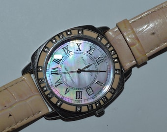 ANNE KLEIN 10-8173 Armbanduhr Unisex Quartz 34mm Rosa Perlmutt Zifferblatt Datum Römische Ziffern Geprüft Funktioniert