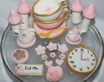 Fondant Alice Teacup Cake Topper - Alice Cake Topper - Tema Alice nel Paese delle Meraviglie - Torta Alice nel Paese delle Meraviglie - Topper tazze da tè impilate