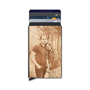 Aangepaste foto gegraveerde houten creditcardhouder portemonnee met RFID, gepersonaliseerde metalen kaarthouder voor heren