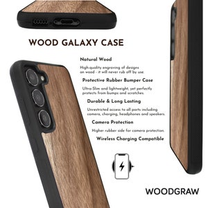 Puede incluir: Una funda para tel&eacute;fono con panel trasero de madera natural y parachoques de goma negra. El texto dice WOOD GALAXY CASE, Natural Wood, Protective Rubber Bumper Case, Durable & Long Lasting, Camera Protection, Wireless Charging Compatible y WOODGRAW.