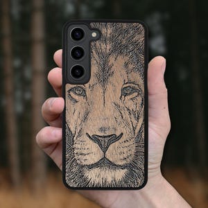 Lion - Wooden Case Galaxy S25 Edge, S25 Ultra, S25 Case, S24 FE, S24 Plus, S23, S22, S21 FE, S20 FE, A56, A36, A26, A55, A35, A25, S10e
