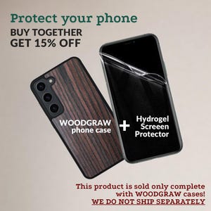 Könnte beinhalten: Eine braune Holzmaserung Handyhülle und ein transparenter Hydrogel-Displayschutz für ein Smartphone. Der Text "WOODGRAW phone case" und "Hydrogel Screen Protector" ist auf dem Bild. Der Text "BUY TOGETHER GET 15% OFF" befindet sich oben auf dem Bild. Der Text "This product is sold only complete with WOODGRAW cases! WE DO NOT SHIP SEPARATELY" befindet sich unten auf dem Bild.