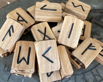 Carreaux runiques en bois sureau brûlés à la main en frêne anglais *Livraison gratuite au Royaume-Uni*