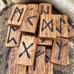 Preciosas baldosas de madera noble de roble marrón inglés quemadas a mano con runas del Futhark antiguo. *Entrega gratuita en el Reino Unido*